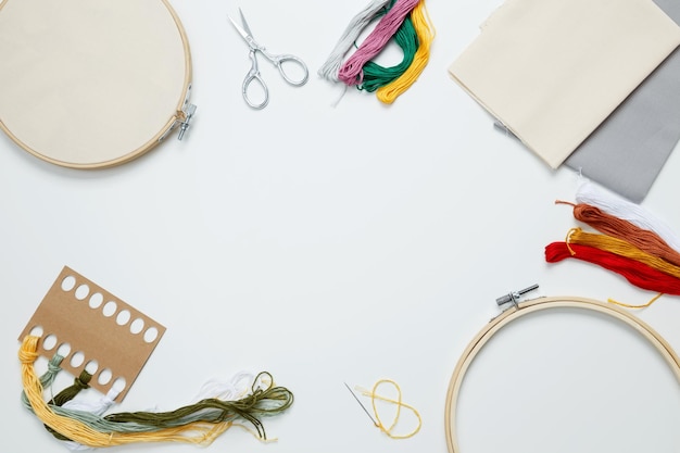atelier de broderie cu materiale și un model în lucru